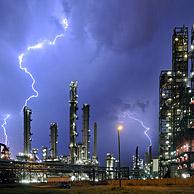 Bliksem tijdens onweer boven industriegebied in de Antwerpse haven, België